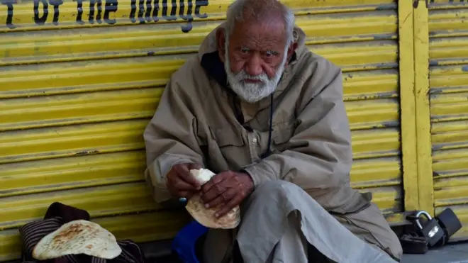 لاہور میں ایک بے گھر شخص