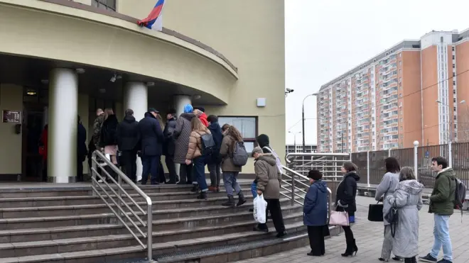 Очередь на заседание по делу "Нового величия" в Люблинский суд Москвы в феврале этого года
