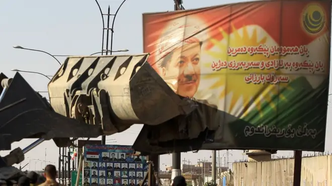Kerkük'te Mesud Barzani'nin poster ve tabelalar indirildi.