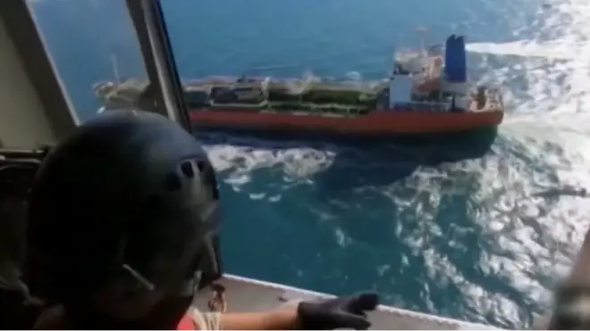 한국 선박이 나포되는 장면. 이란 국영 방송 IRIB 영상 캡처