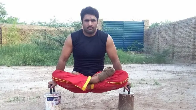 عرفان محسود نے ایک ٹانگ پر کھڑے ہوکر گھٹنے سے ایک منٹ میں 87 کک لگا کر عالمی ریکارڈ قائم کیا