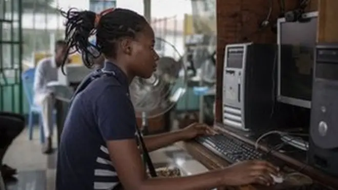 Une fille en République démocratique du Congo devant un ordinateur
