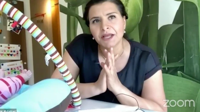 스웨덴의 유럽의회 의원인 아비야 알살라니는 아기를 돌보면서 세미나에 참여했다