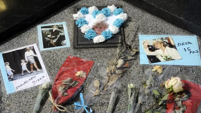 Парижский монумент "Факел Свободы" близ места фатального для Дианы ДТП превратился в неофициальный памятник принцессе