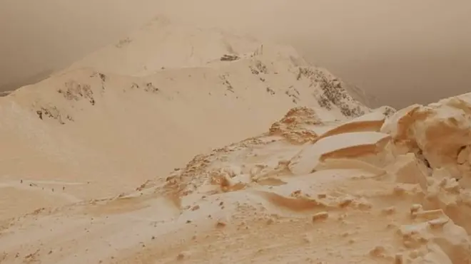 Гірські вершини Кавказу вкриті помаранчевим снігом