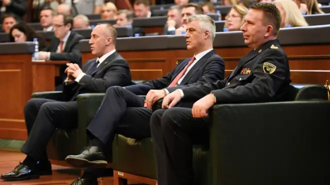 Bivši premijer Ramuš Haradinaj (levo) i predsednik Kosova Hašim Tači (u sredini) na jednom od zasedanja Skupštine Kosova