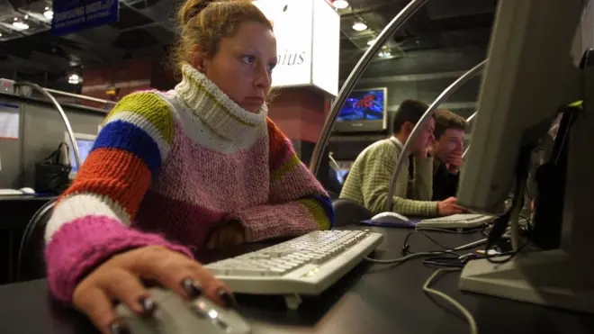 perempuan di komputer