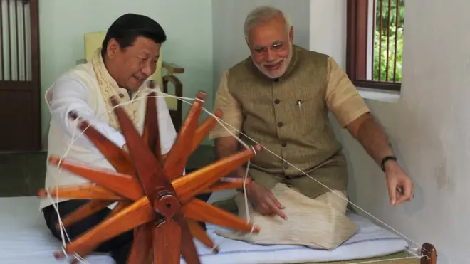 साबरमती आश्रम में चरखा चलाते शी जिनपिंग और नरेंद्र मोदी