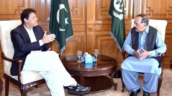 عمران خان بلوچستان کے گورنر کے ہمراہ