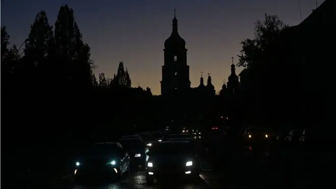 Российские обстрелы оставили большую часть Киева без электричества