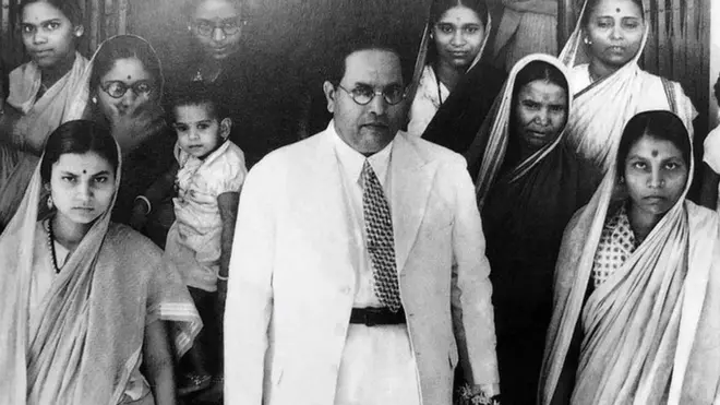 1942 में अपने जन्म दिवस के मौक़े पर मुंबई के अपने निवास पर महिला कार्यकर्ताओं के साथ डॉ आंबेडकर.