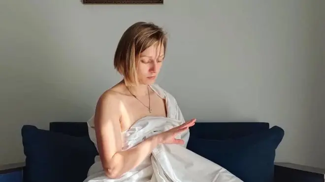 У Леды нет даже обручального кольца. "Какие времена, такая и невеста", - говорит она