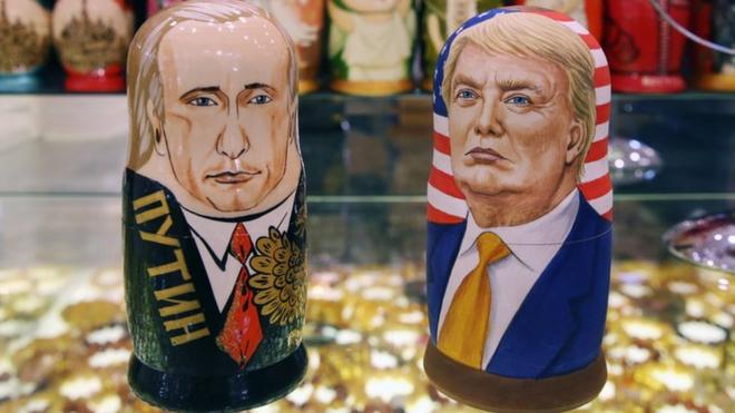 Unas muñecas rusas con la cara de Vladimir Putin y Donald Trump.