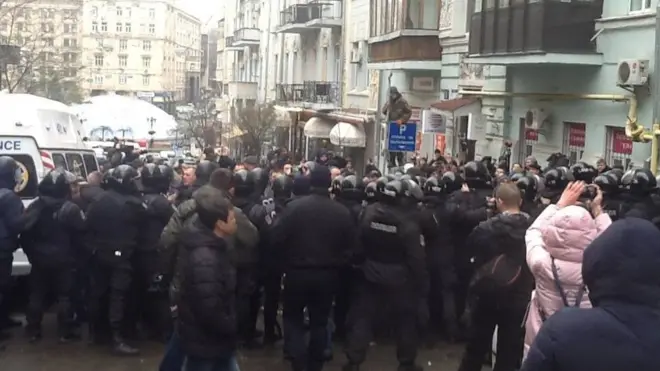 Біля будинку пан Саакашвілі зібралися близько сотні людей