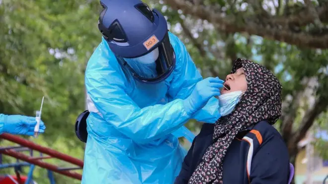 บุคลากรทางการแพทย์กำลังตรวจคัดกรองเชิงรุกในจังหวัดยะลา (ถ่ายภาพเมื่อวันที่ 28 พ.ค. 2564)