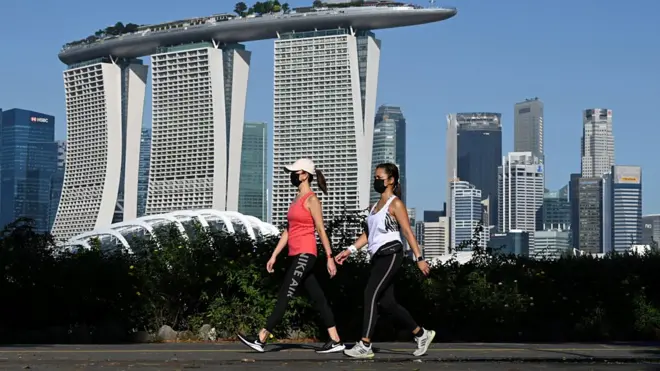 新加坡濱海東花園長廊兩位戴著口罩的女士在緩步跑（9/8/2021）
