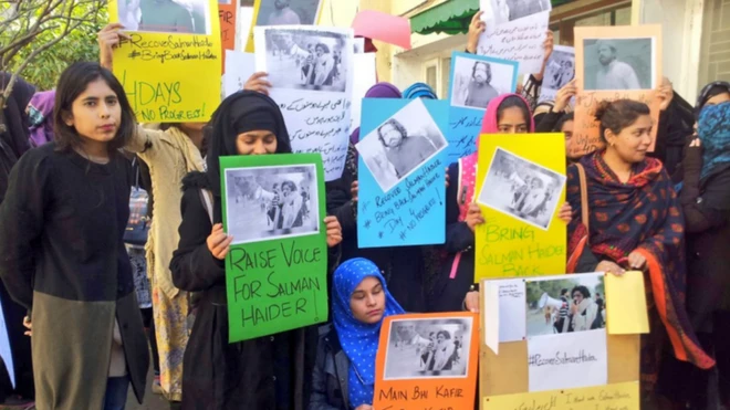 پروفیسر سلمان حیدر کی بازیابی کے لیے فاطمہ جناح کی طالبات کا مظاہرہ