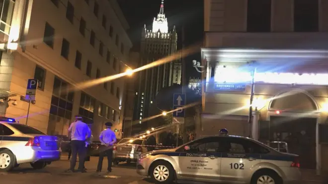 Место происшествия неподалеку от здания МИД России было оцеплено полицией