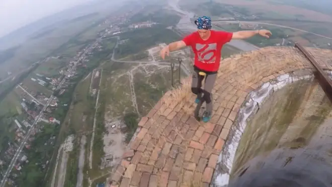 Romanyalı akrobat bacanın tepesinde.