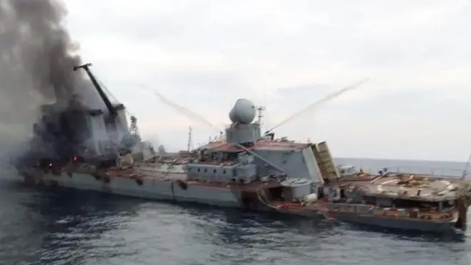 دونوں طرف سے جہاز کو آگ لگنے اور ڈوبنے کی مختلف وجوہات بتائی جا رہی ہیں