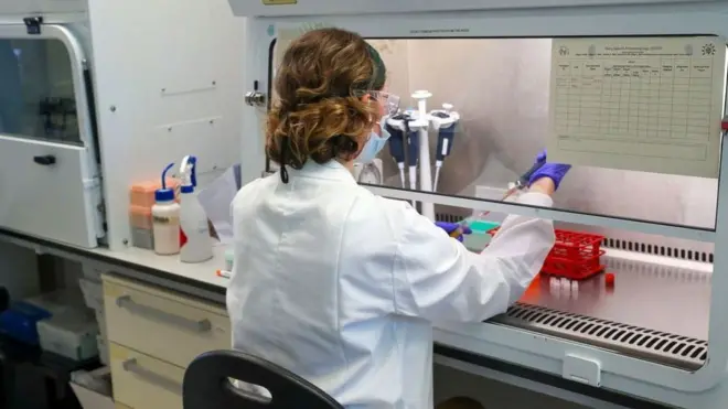 إحدى العالمات بالجناح المخصص لتجارب لقاح أكسفورد بمستشفى تشرشل في مدينة أكسفورد