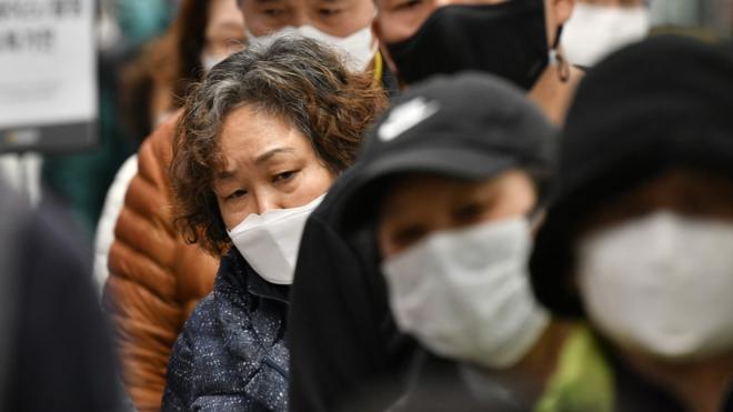 大邱市的民众排队买口罩。