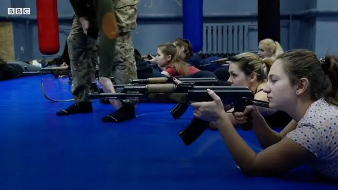 "Неслабка стать" - як жінок вчать самозахисту у Маріуполі