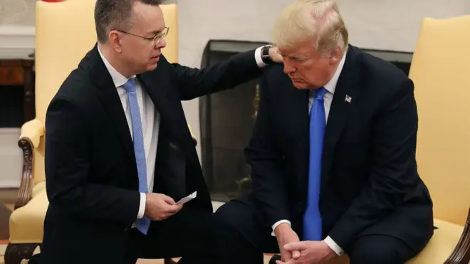 Donald Trump con el pastor evangélico cristiano Andrew Brunson rezando en el Despacho Oval en 2018. Brunson pasó dos años en una cárcel de Turquía acusado de espionaje y terrorismo.