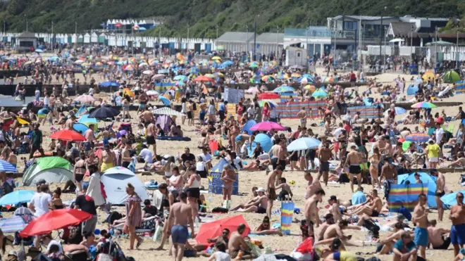 В Британии сотни людей загорали на пляжах в прошедшие выходные