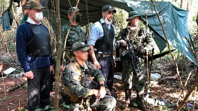 El presidente paraguayo Mario Abdo, fotografiado aquí con miembros de la FTC en el campamento atacado, anunció que el operativo había sido "exitoso en todo sentido".