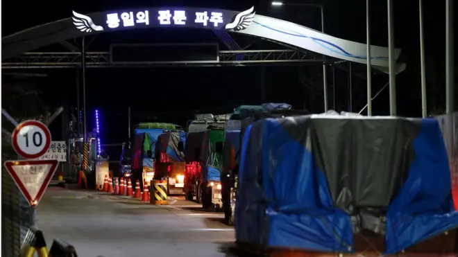 소나무 재선충 방제약 50톤을 실은 차량들이 29일 오전 경기도 파주시 문산읍 통일대교를 통과하고 있다