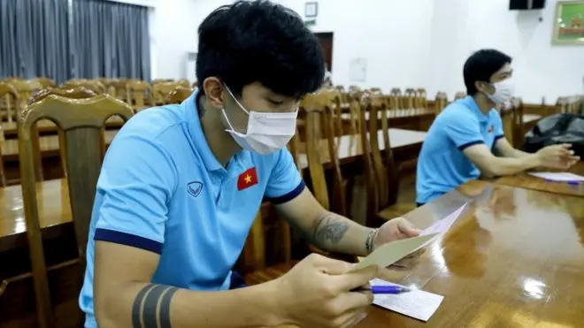 Cầu thủ Việt Nam tham gia bỏ phiếu bầu Quốc hội hôm 23/5
