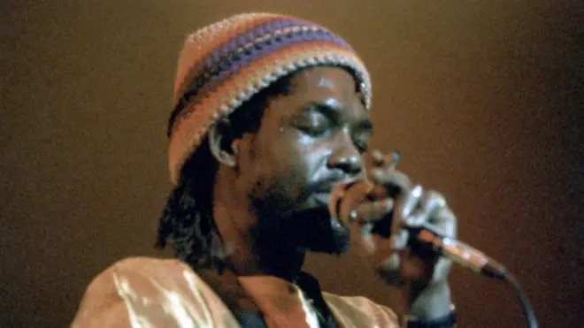 Le musicien reggae Peter Tosh se produit en tant qu'artiste solo