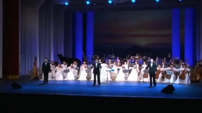 지난 3월 평양대극장에서 열린 삼지연 악단의 공연