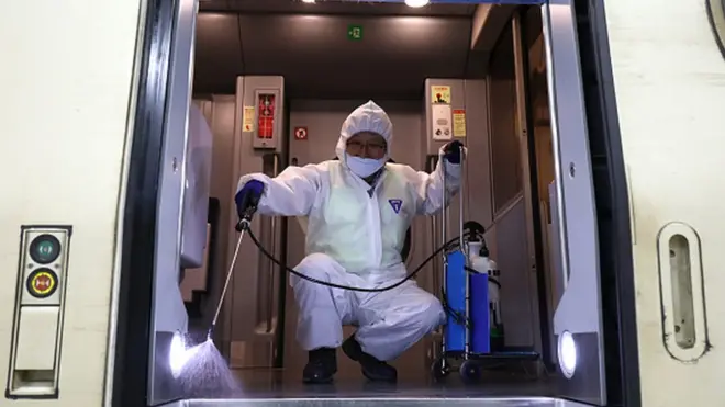 Le nombre de cas d'un nouveau coronavirus mortel est passé à plus de 800 en Chine continentale.