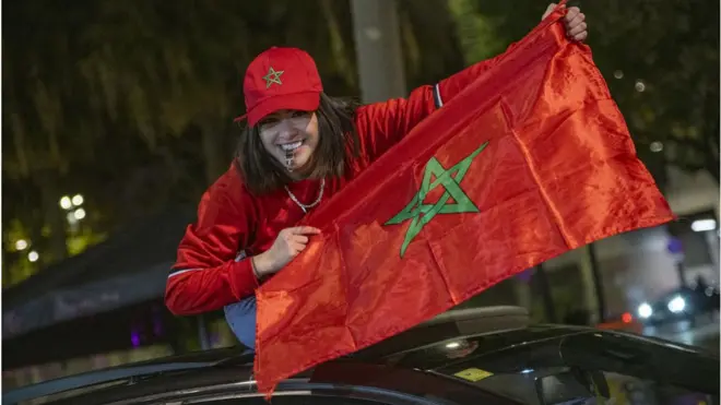 مشجعة مغربية تحتفل بفوز منتخب بلادها على البرتغال