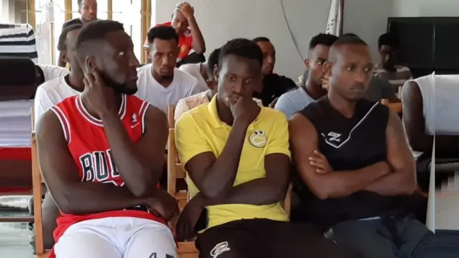 Myugariro Herve Rugwiro (ubanza ibumoso) ari mu basezerewe mu gihe APR iri kuvugana na ba myugariro babiri ba Rayon