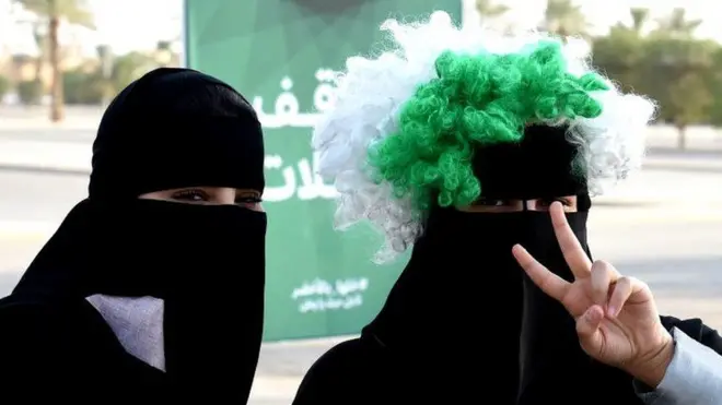 સાઉદી અરબના સ્ટેડિયમ બહાર મહિલાઓની તસવીર