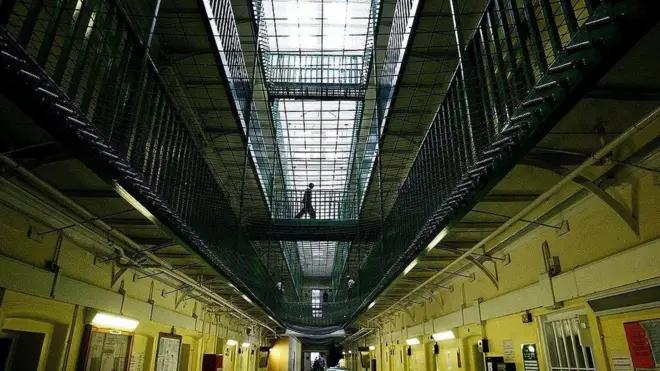 Di tengah segala pembatasan, para penghuni penjara bersiasat untuk mendapatkan barang-barang yang mereka gemari.