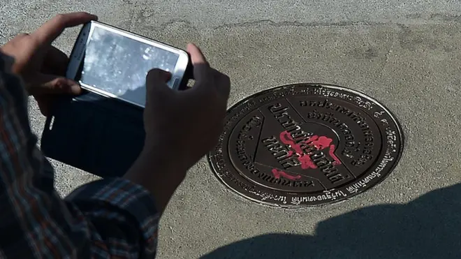 ประชาชนให้ความสนใจหมุดอันใหม่ที่นำมาปักแทนหมุดคณะราษฎร