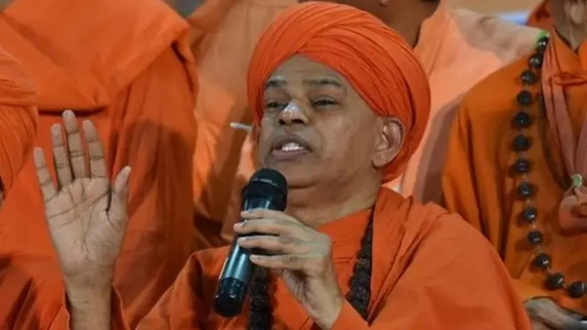 స్వామి శివమూర్తి (కుడివైపు వ్యక్తి)