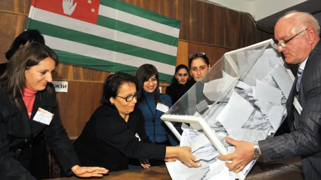 За кого отдадут свои голоса жители Абхазии? Эксперты расходятся в прогнозах