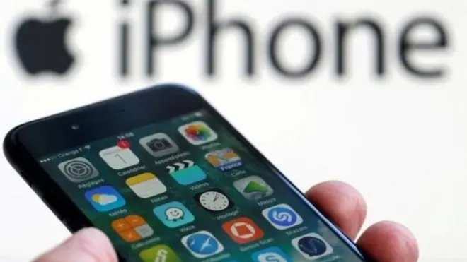 أبل تمثل حاليا حوالي أربعة في المئة من القيمة السوقية لجميع الشركات المدرجة في مؤشر ستاندرد آند بورز500