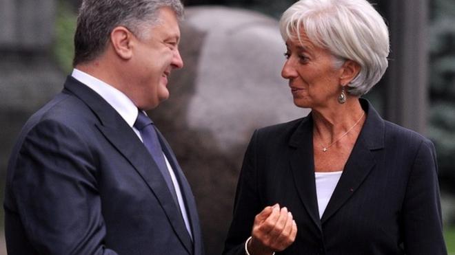 На фото - президент Петро Порошенко і директор-розпорядник МВФ Крістін Лагард, 2015