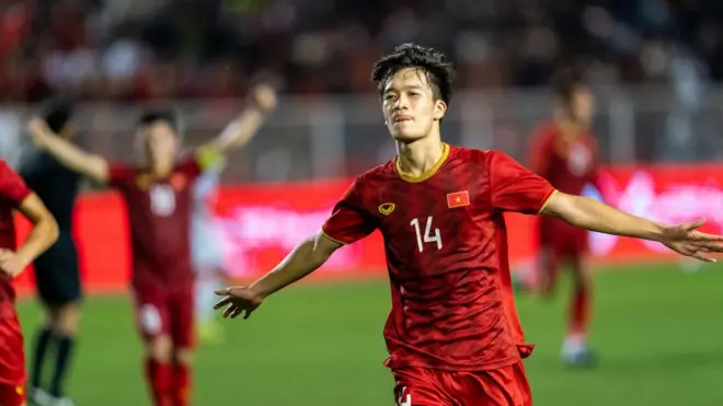 Nguyễn Hoàng Đức ghi bàn ấn định tỷ số 2-1 ở những phút bù giờ