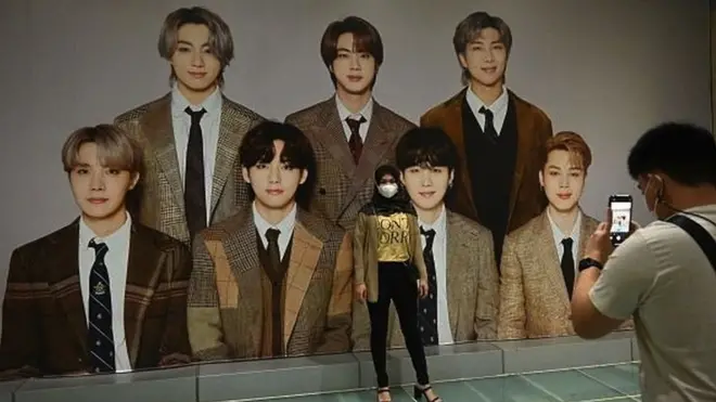 지난달 21일 자카르타의 한 쇼핑몰에서 한 인도네시아 팬이 방탄소년단 포스터 앞에서 포즈를 취하고 있다