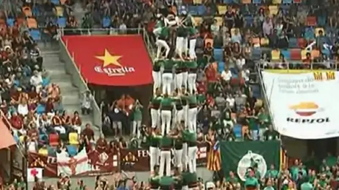 سپین کے علاقے ٹیراگونا میں انسانی مینار بنانے کا مقابلہ منعقد ہوا۔ مینار کی تکمیل کے بعد باحفاظت نیچے اتر آنے والی ٹیم ہی فاتح قرار دی جاتی ہے۔