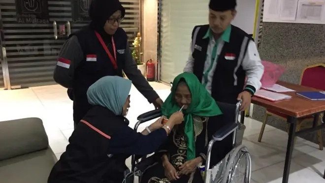 "Kalau makan di suapin, minum kita beri minum, kalau minta apa saja kita ladeni. Kita ajak jalan-jalan dalam hotel pakai kursi roda", kata Noor Hamid, Kepala Sektor tempat Mariah tinggal.