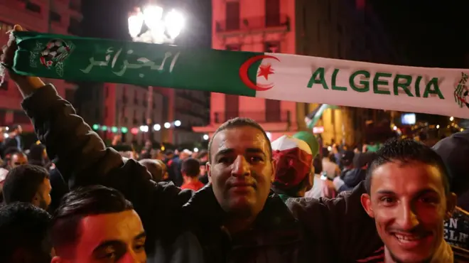 ما أن أعلن الرئيس الجزائري عبد العزيز بوتفليقة استقالته رسميا من منصبه، مساء الثلاثاء، حتى بدأ الجزائريون يخرجون إلى الشوارع، احتقالا بالقرار.