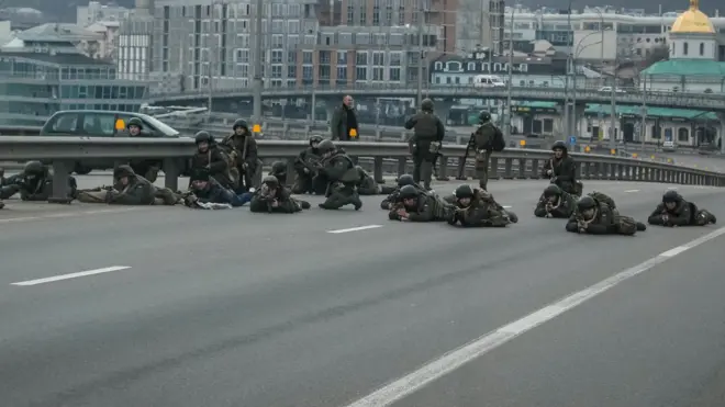 Servicemen of the Ukrainian National Guard take positions in central Kyiv